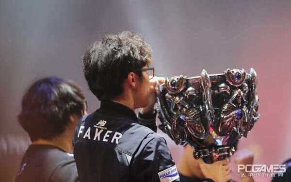 开云体育官网-Rookie在SKT比赛中夺冠，出色防守引发热议！赢得满堂喝彩-开云体育官网